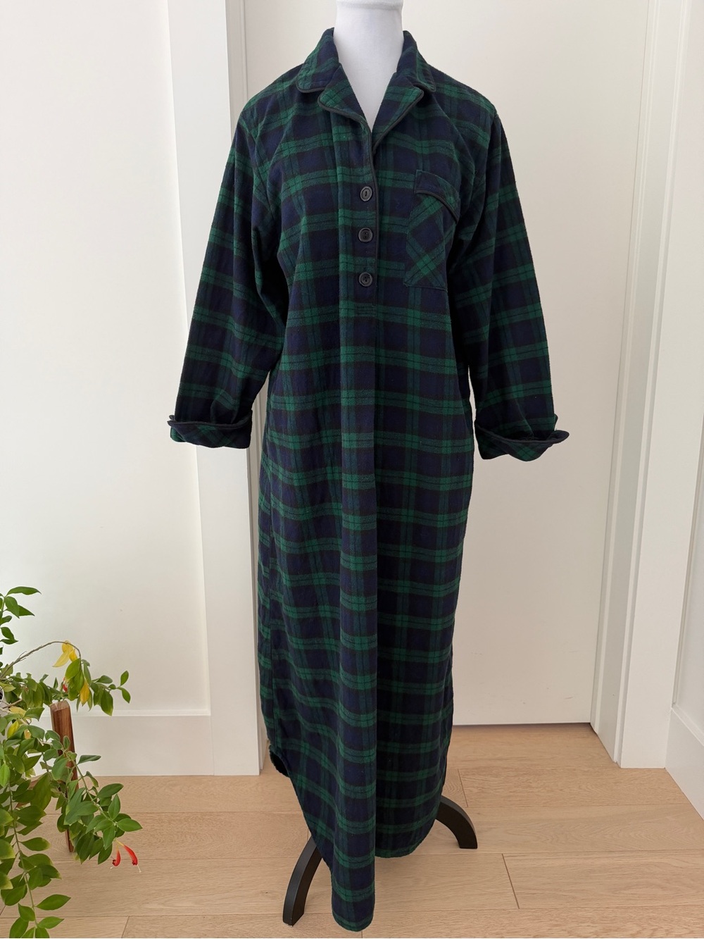 ROCKY MOUNTAIN FLANNEL COMPANY Long Nightshirt Black Watch Plaid Cozy Cabincore